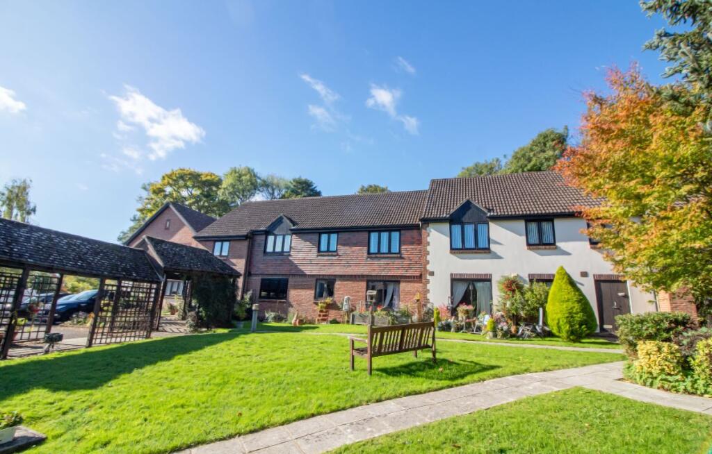 Main image of property: Rosecott, Havant Road, Horndean, Waterlooville, PO8 0XA