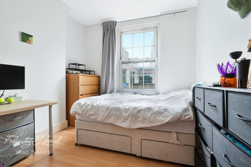 Apartment in London, St Olave's Estate, The Borough - View 4