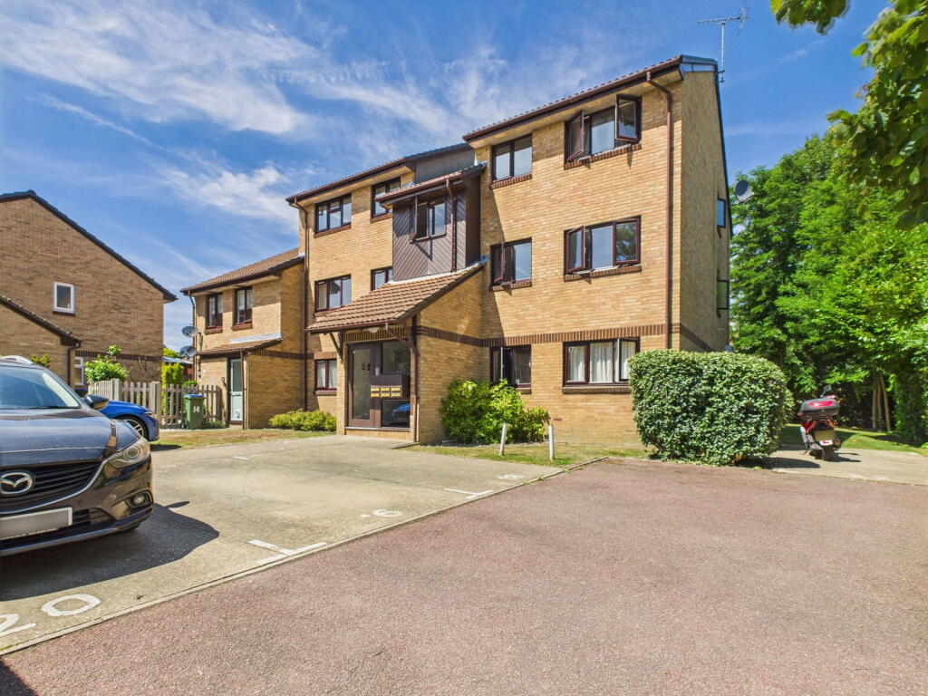 2-bed flat on Manor Fields, Horsham, West Sussex., £225,000