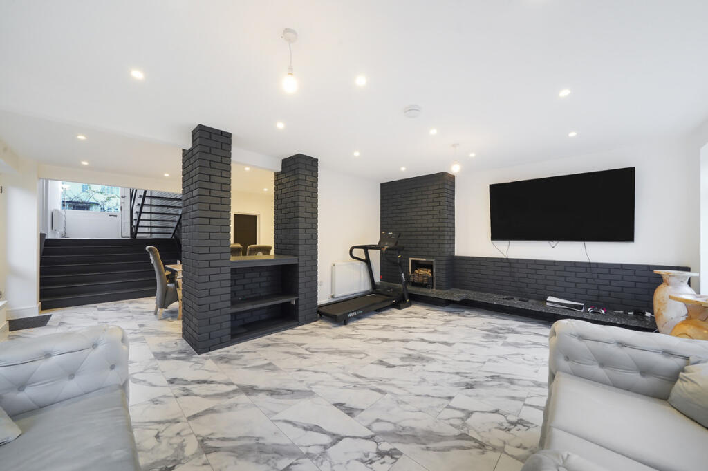 Main image of property: The Avenue, Loughton, IG10