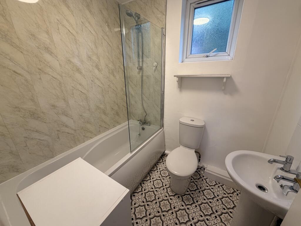 Apartment in Sheffield, Banner Cross, Greystones - More