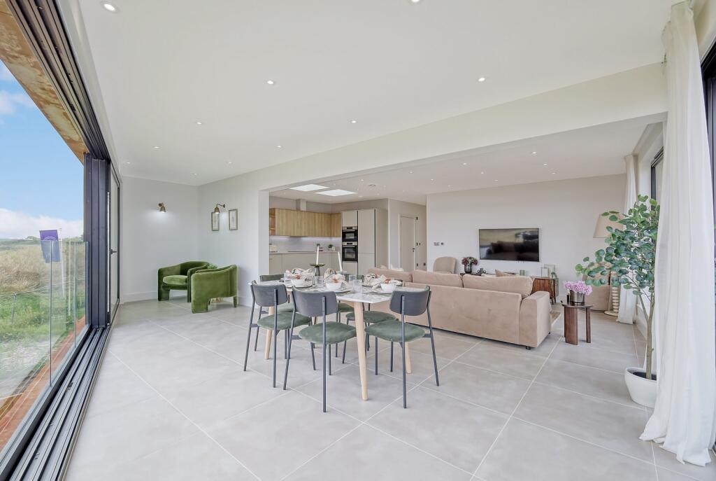 House in Rochford, Hullbridge - More
