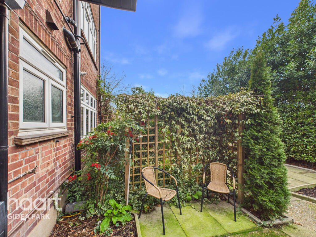 Hill Court, Romford, RM1 3DA photo 2