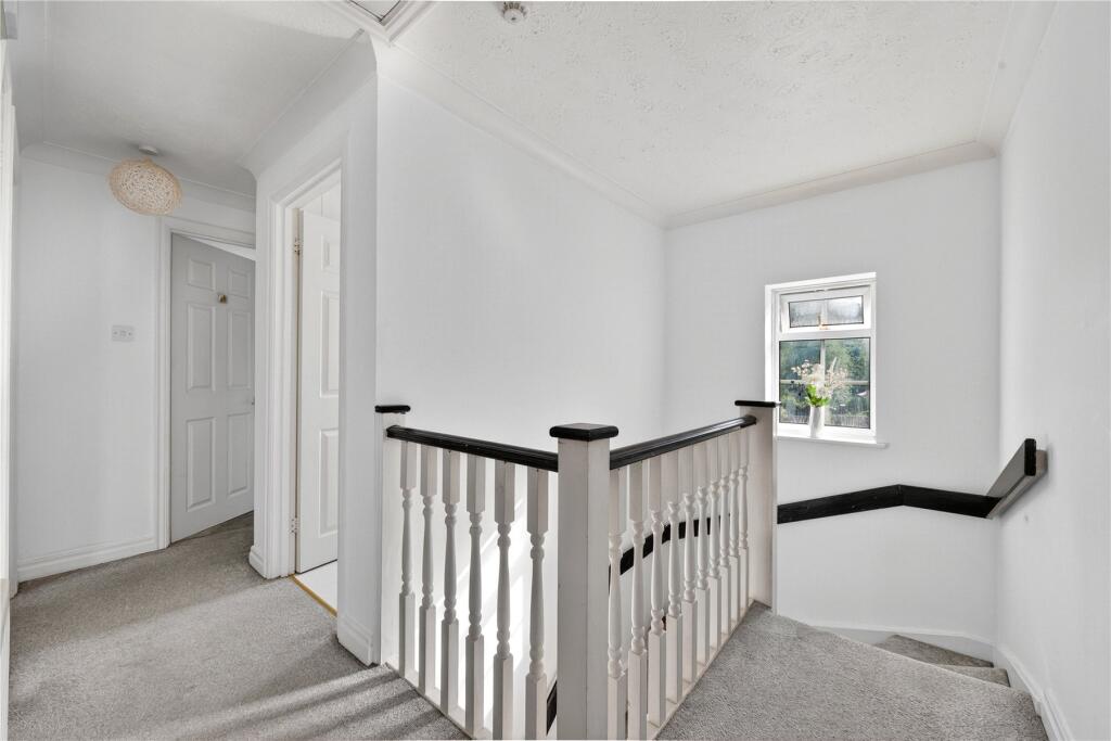 House in Woking, Brookwood - More