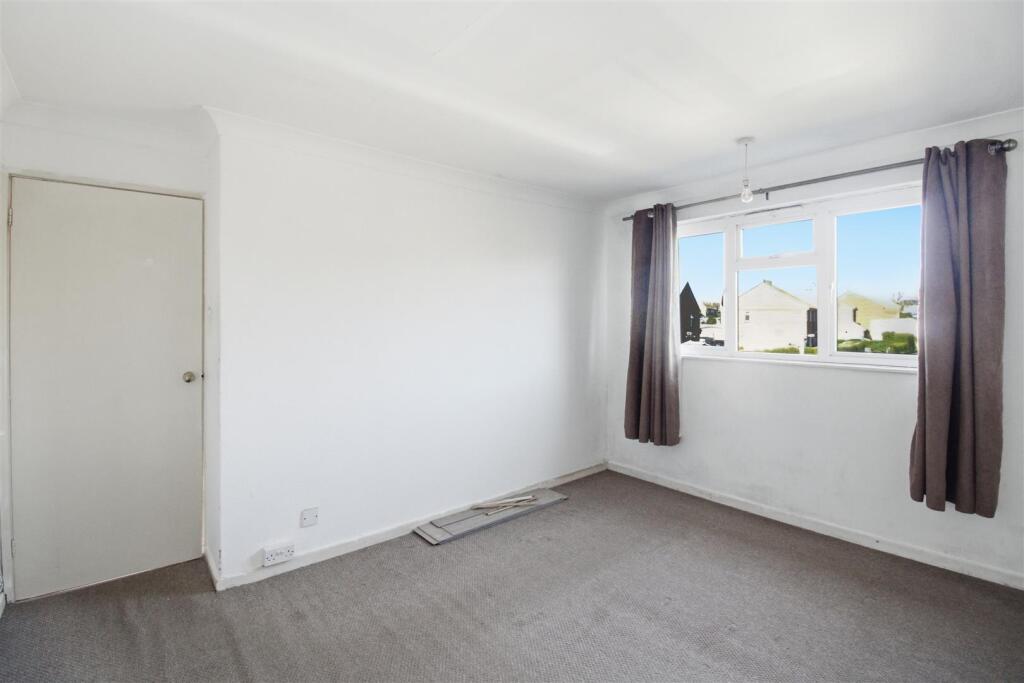 Hythe Crescent, Seaford photo 4