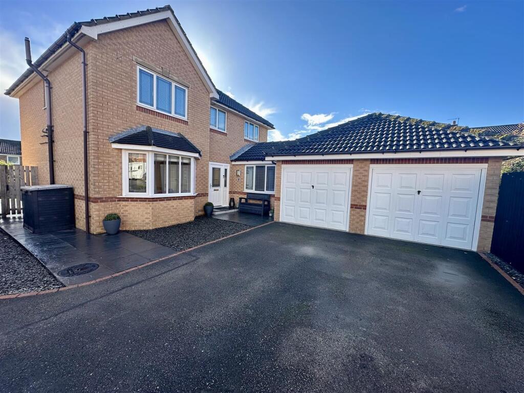 4-bed detached on Royd Wells, Mirfield, £525,000