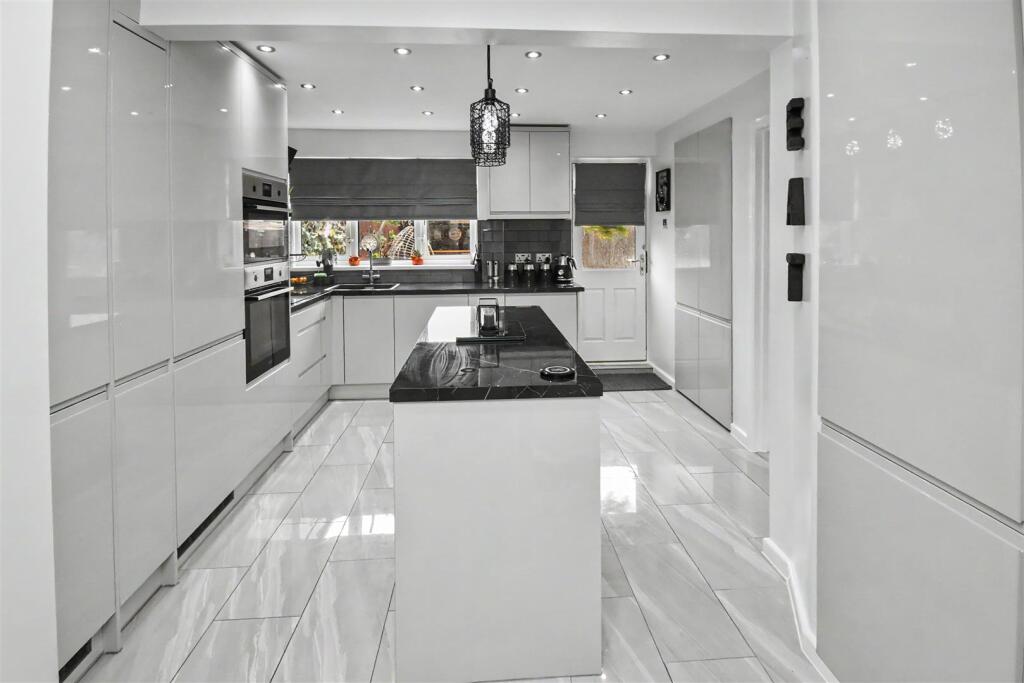 House in Northampton, North Northamptonshire - More