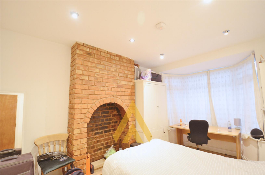 4 bedroom semi-detached house for rent