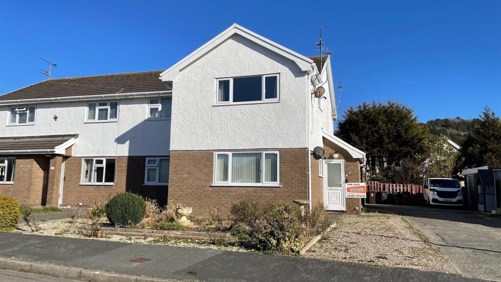 2-bed flat on Liddell Drive, Craig y Don, Llandudno, £149,950