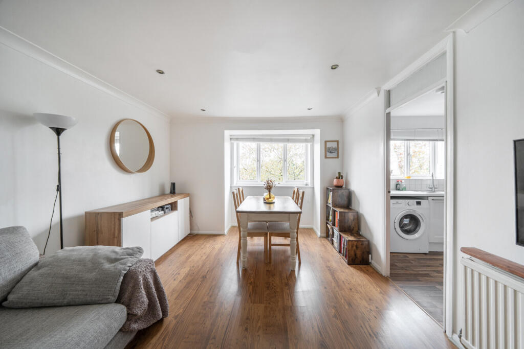 Caroline Close, London, N10 photo 4