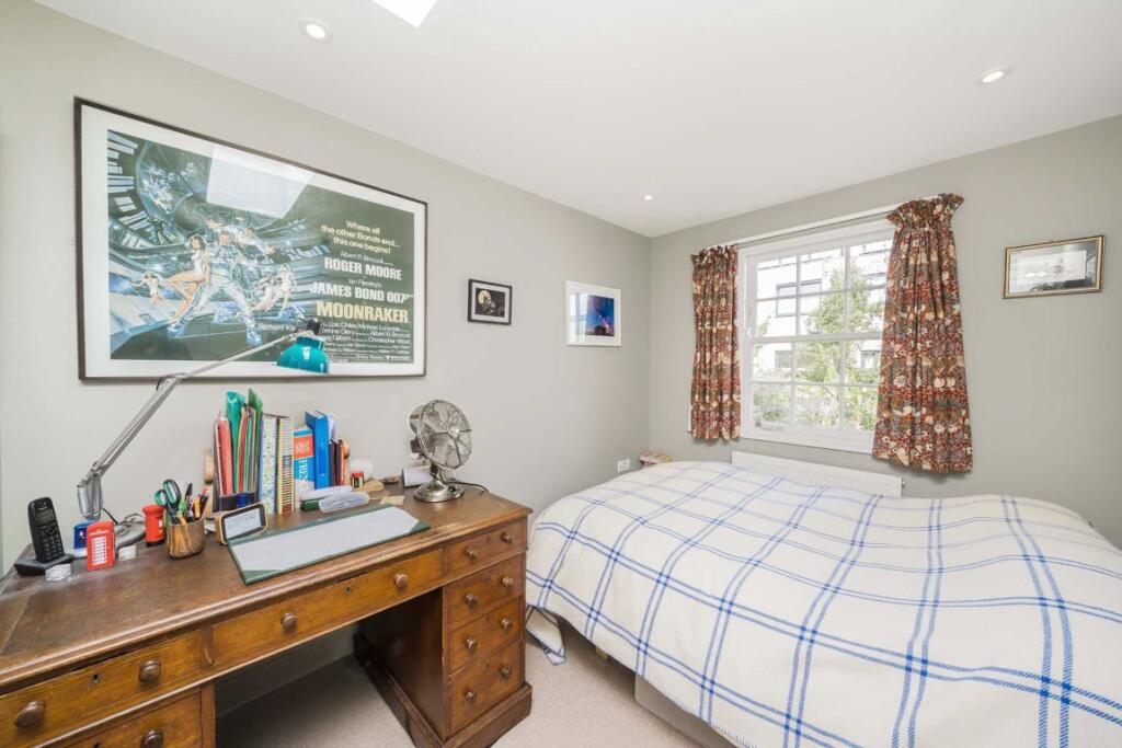 House in London, Papworth Gardens, Highbury - More