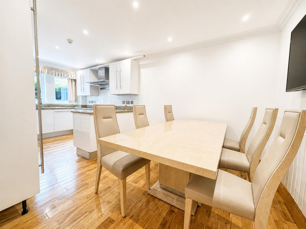 Apartment in Glasgow, Kirkfield - More