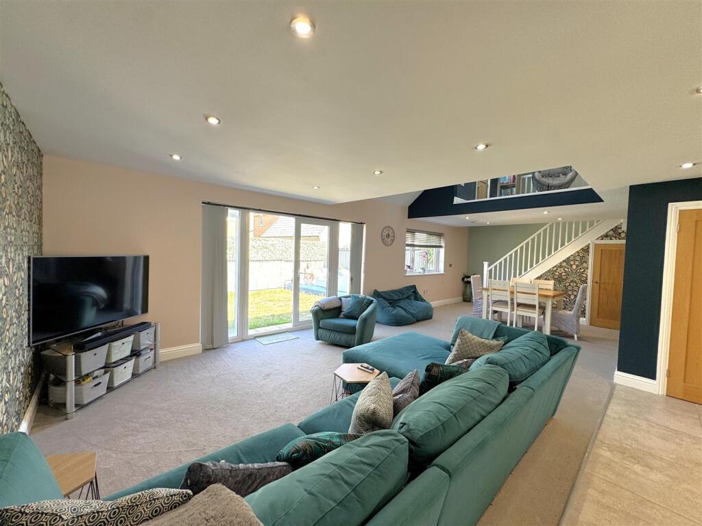House in Chickerell, Putton - More