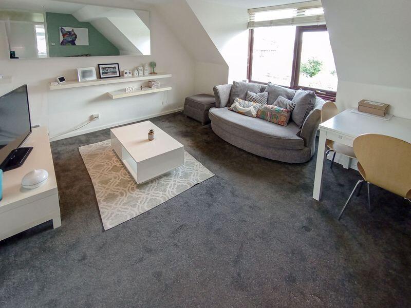 Laurance Court, Marlow. Share of Freehold. photo 3