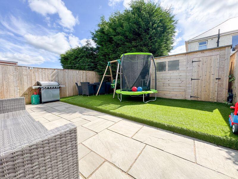 Kenmore Crescent, Greenside photo 2