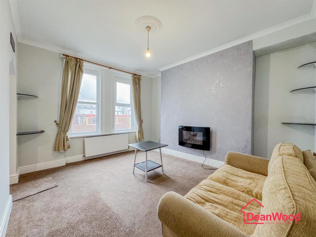 Apartment in Douglas, Middle - More
