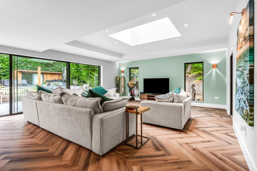 Desborough Drive, Tewin photo 4