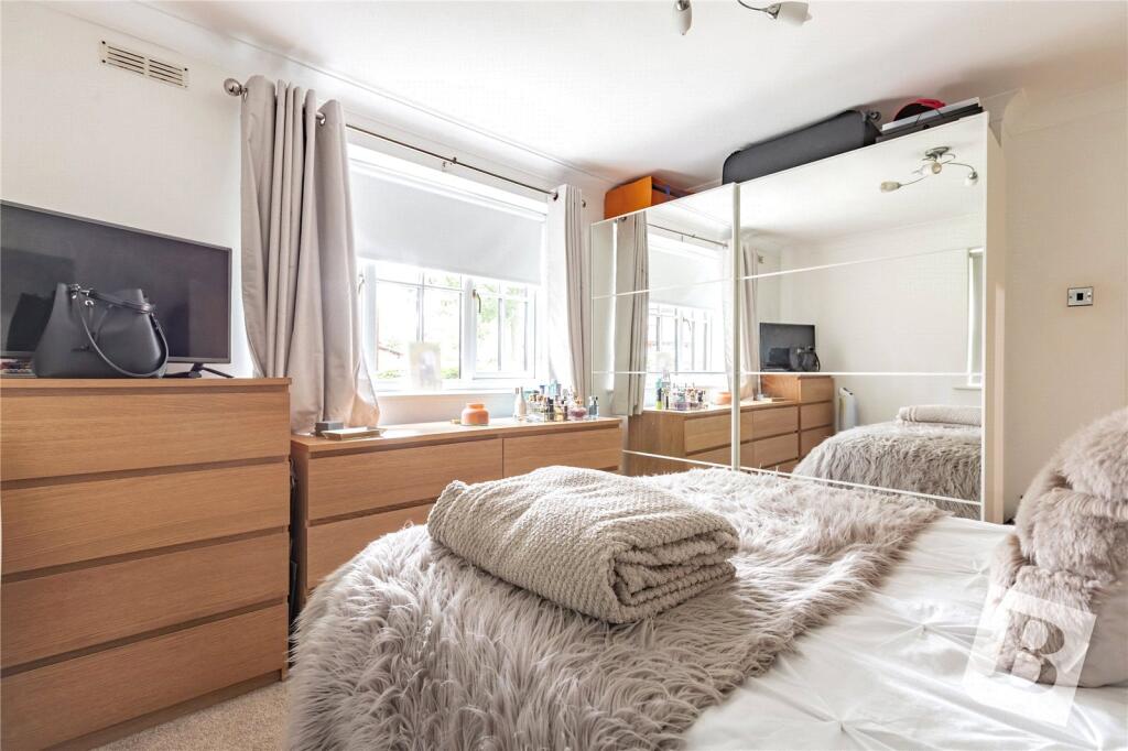 Spruce Close, Laindon, Basildon, Essex, SS15 photo 4
