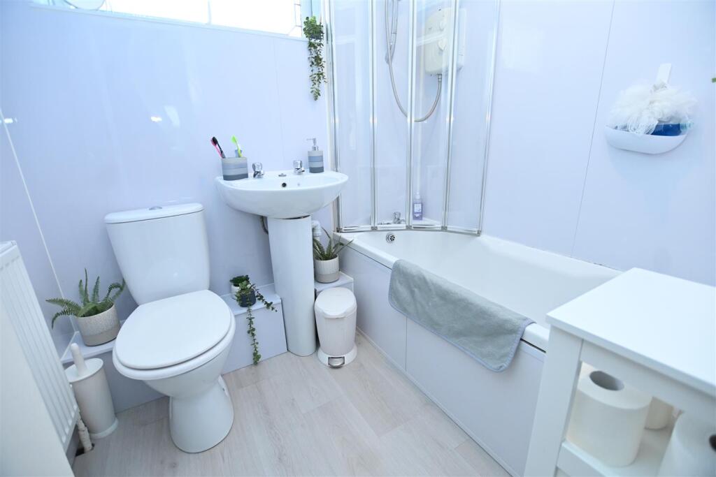 Genk Close, Canvey Island photo 3