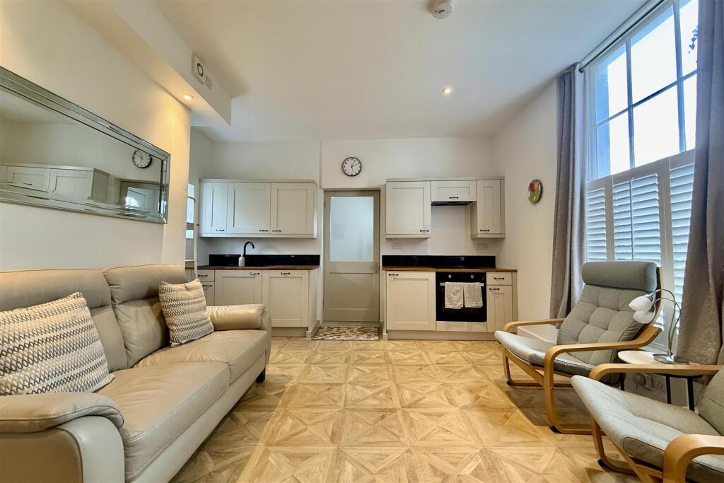 Apartment in Gloucester - View 5