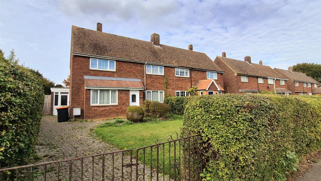 3-bed terraced on Heathfield Close, Caddington, £275,000
