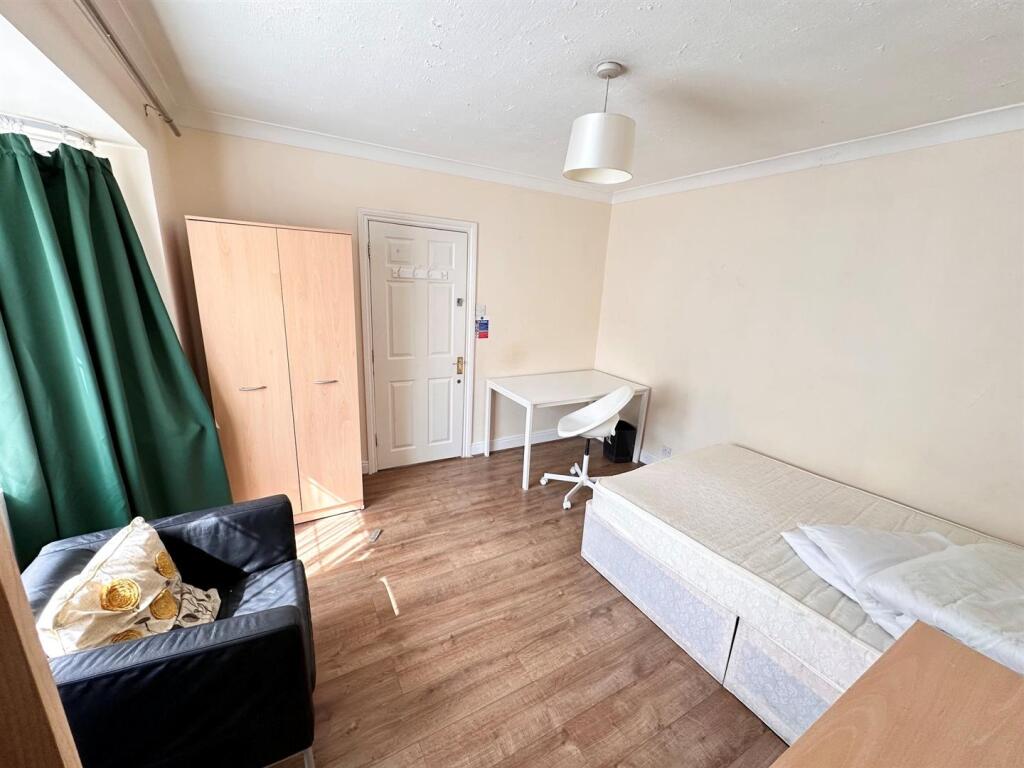 House in Southall - View 5