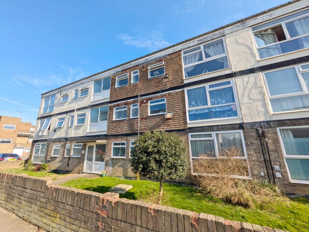 2-bed flat on Castle Court, Castle Lane, Hadleigh, Essex, £185,000