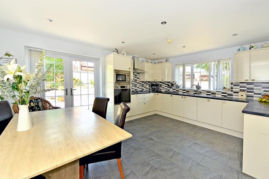 Pinewood Drive, Berry Hill, Mansfield photo 4