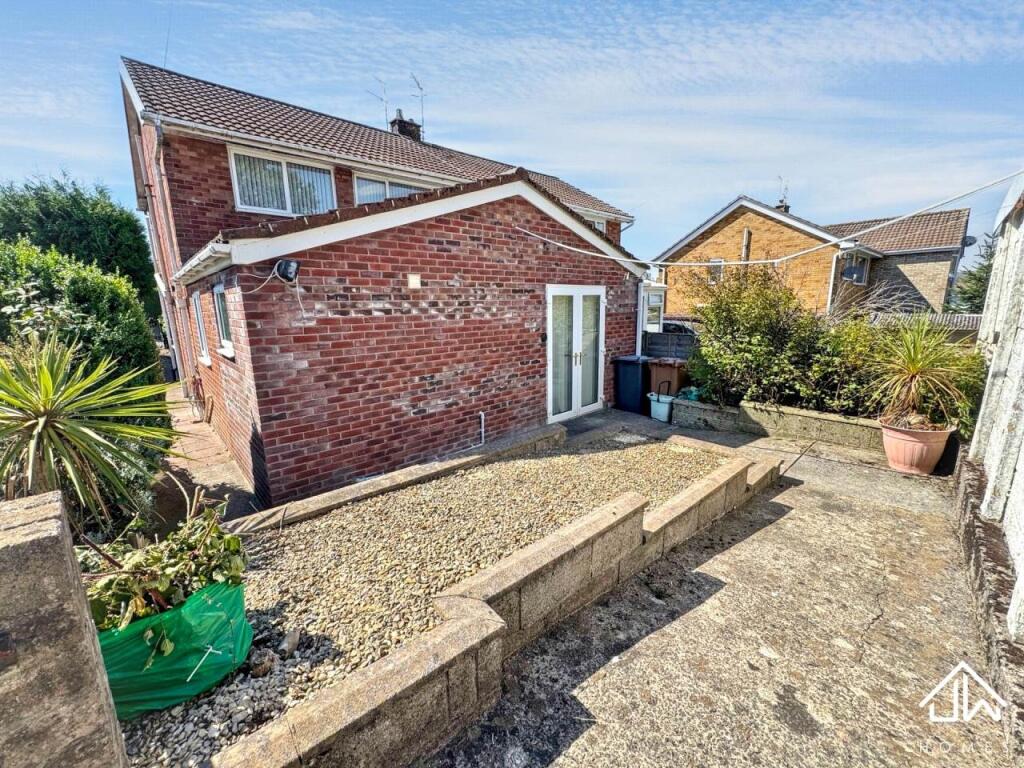 House in Crumlin, Croespen-maen - View 3