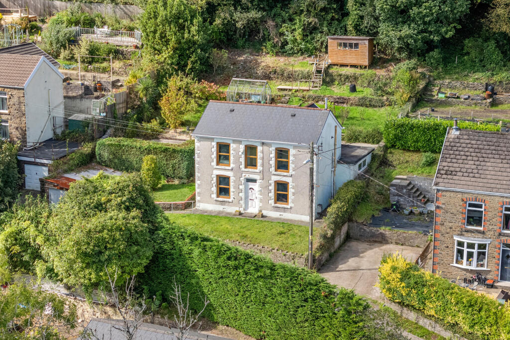 3-bed detached on Derw Road, Pontardawe, Swansea, SA8, £170,000