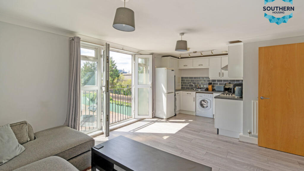Apartment in Reigate and Banstead, Horley - More