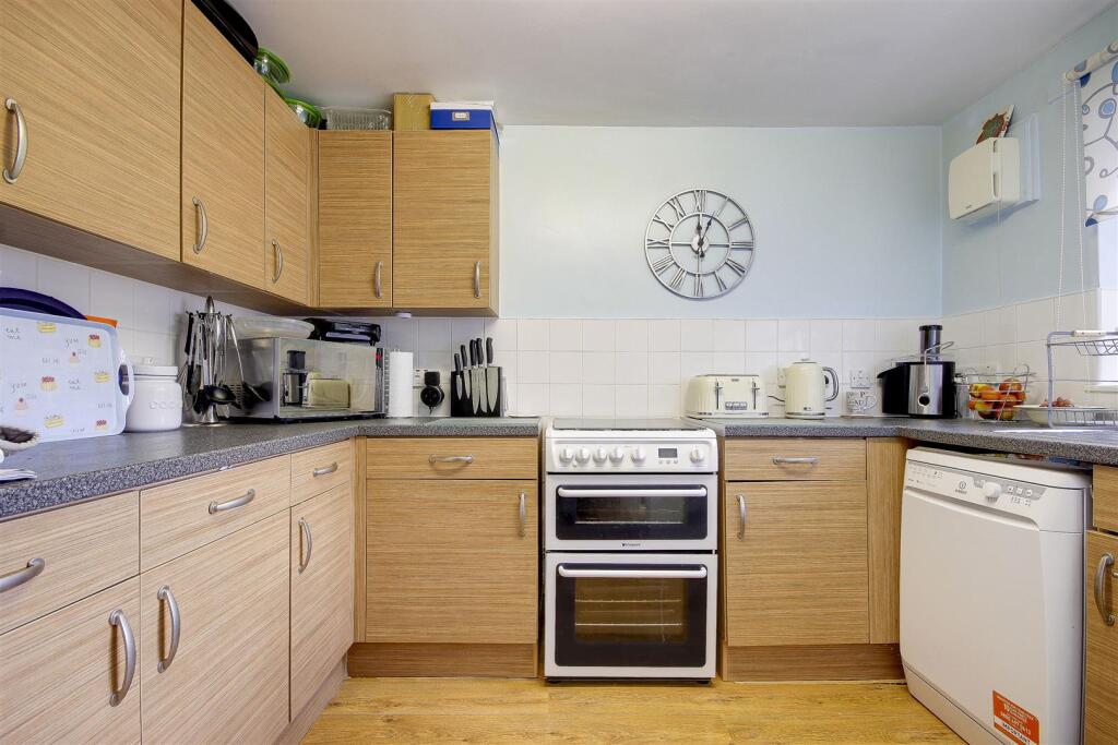 58 Jeremy's Green, N18 2NB photo 4