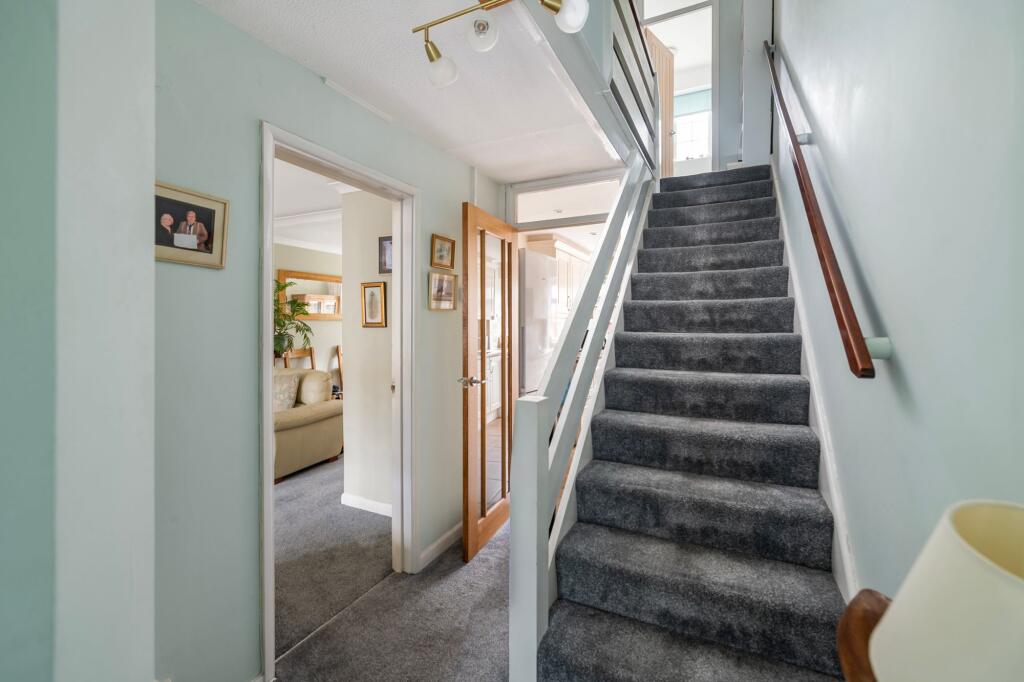 Yeats Close, Redhill, RH1 photo 3