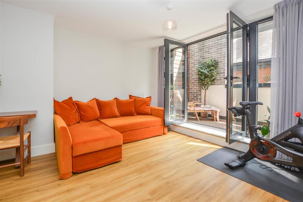 1-bed flat on 120 William Hunter Way, Brentwood, £215,000