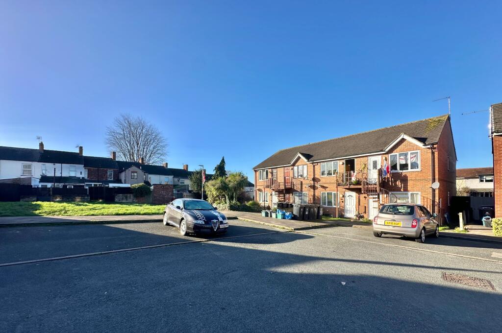 1-bed flat on Hopes Close, Lydney, £80,000