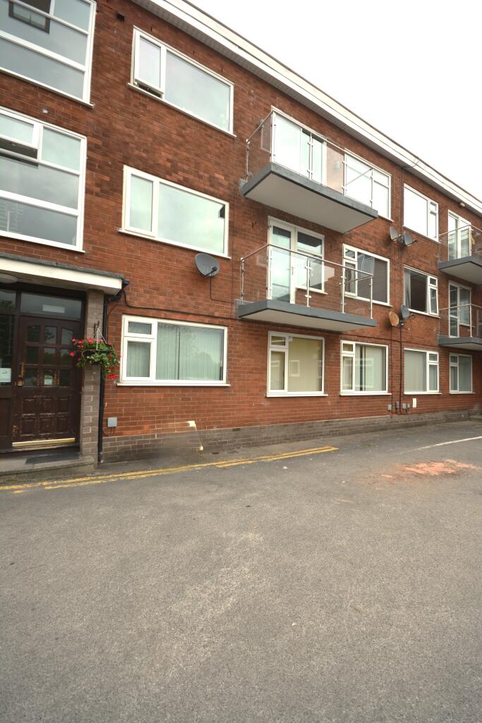 2-bed flat on Dovehouse Close, Whitefield, M45 7PE, £145,000