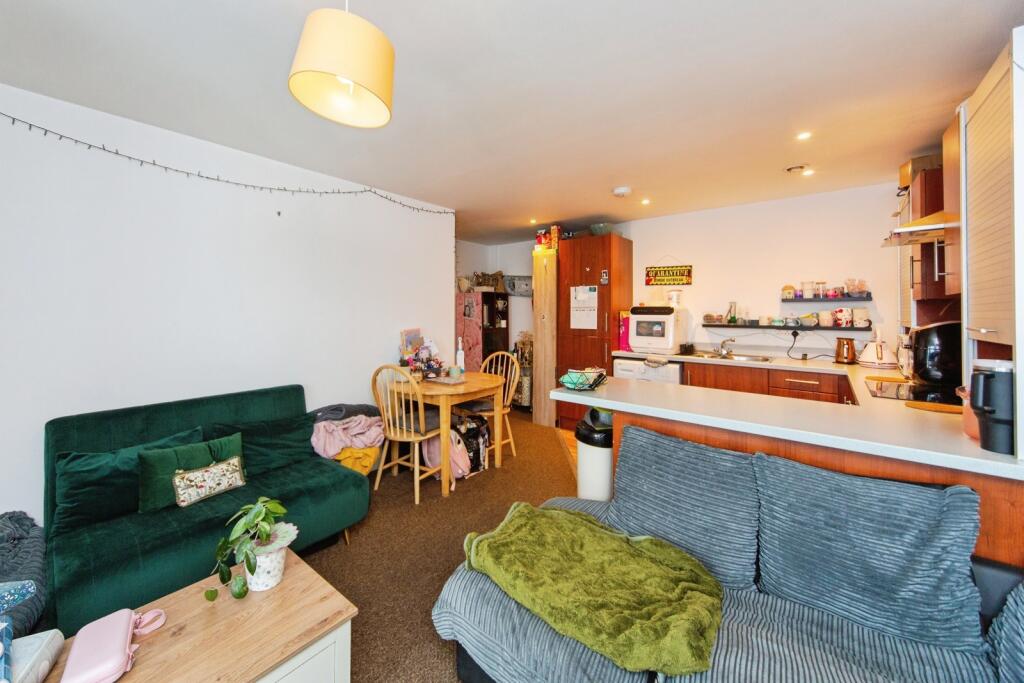 Apartment in Liverpool - More