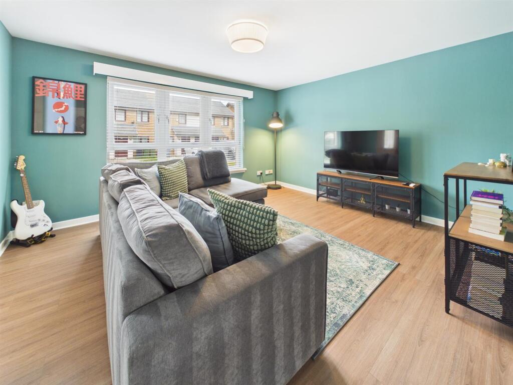 Apartment in Paisley, Renfrewshire - View 2