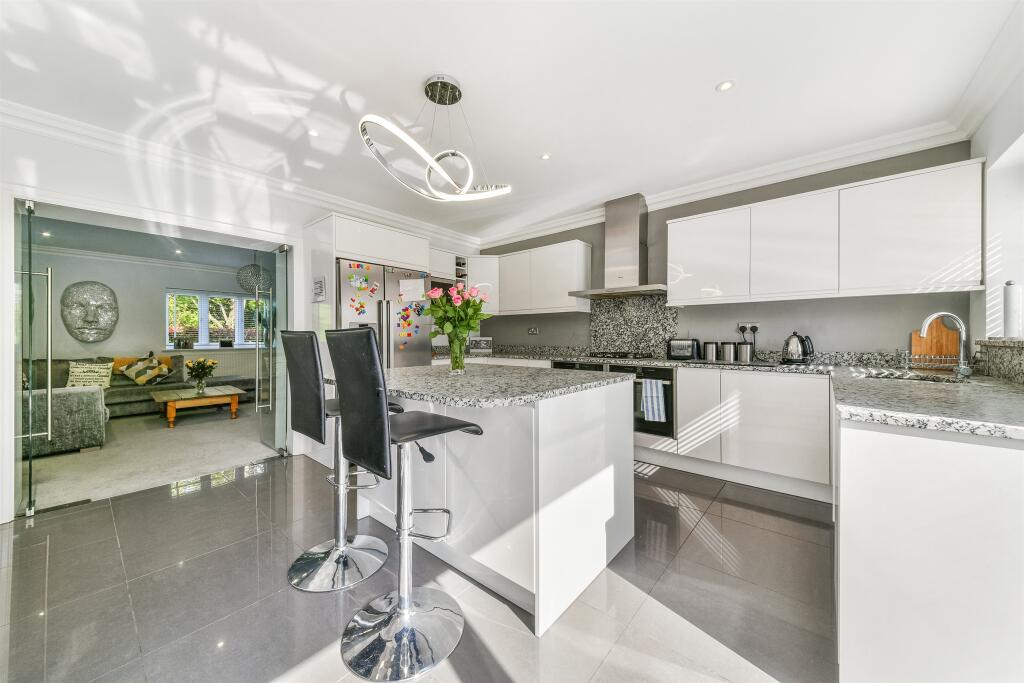 House in Croydon - View 3