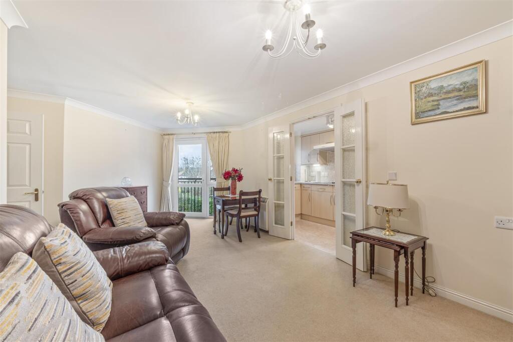 Apartment in Epsom and Ewell, Cuddington, West Ewell - View 4