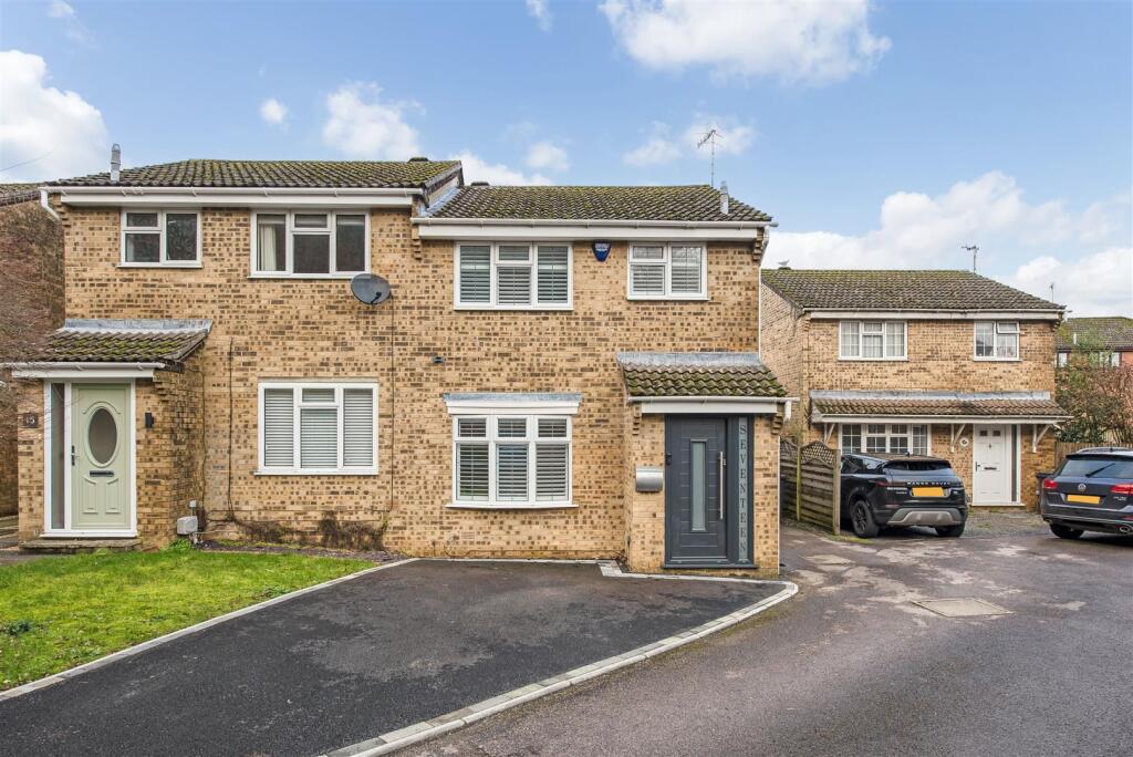 3-bed semi-detached on Mundays Row, Horndean, £375,000