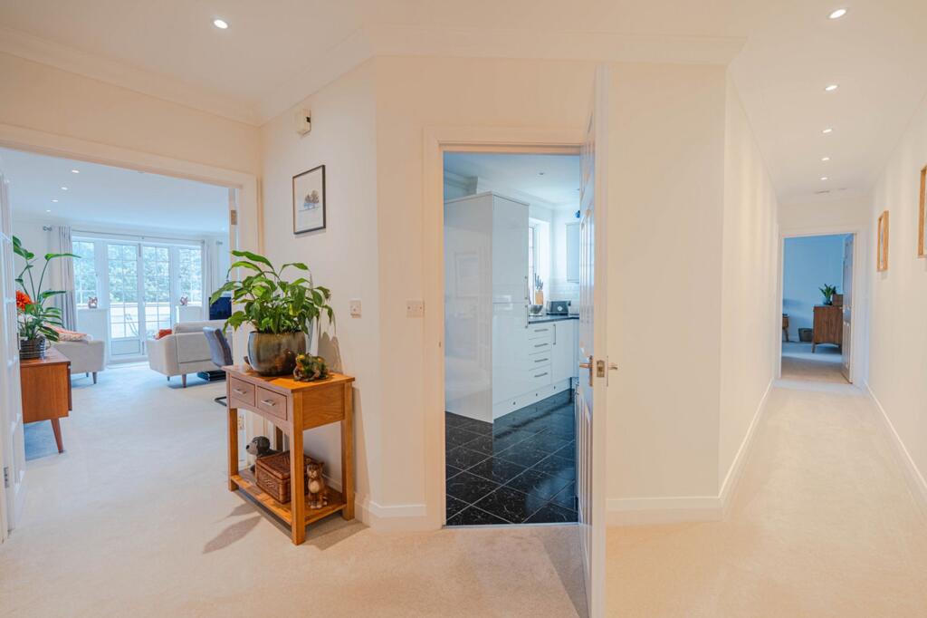 San Remo Towers, Sea Road, Boscombe Spa, Bournemouth, BH5 1JY - More