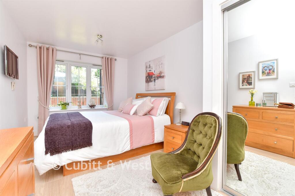 Apartment in Redhill - More
