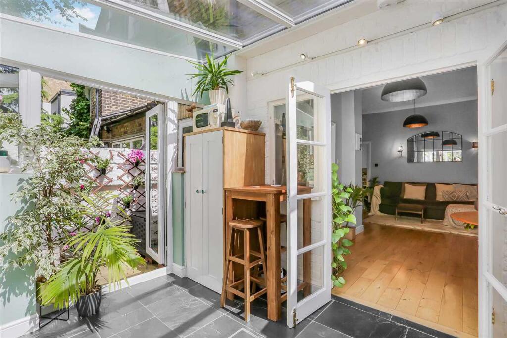 Apartment in London - More
