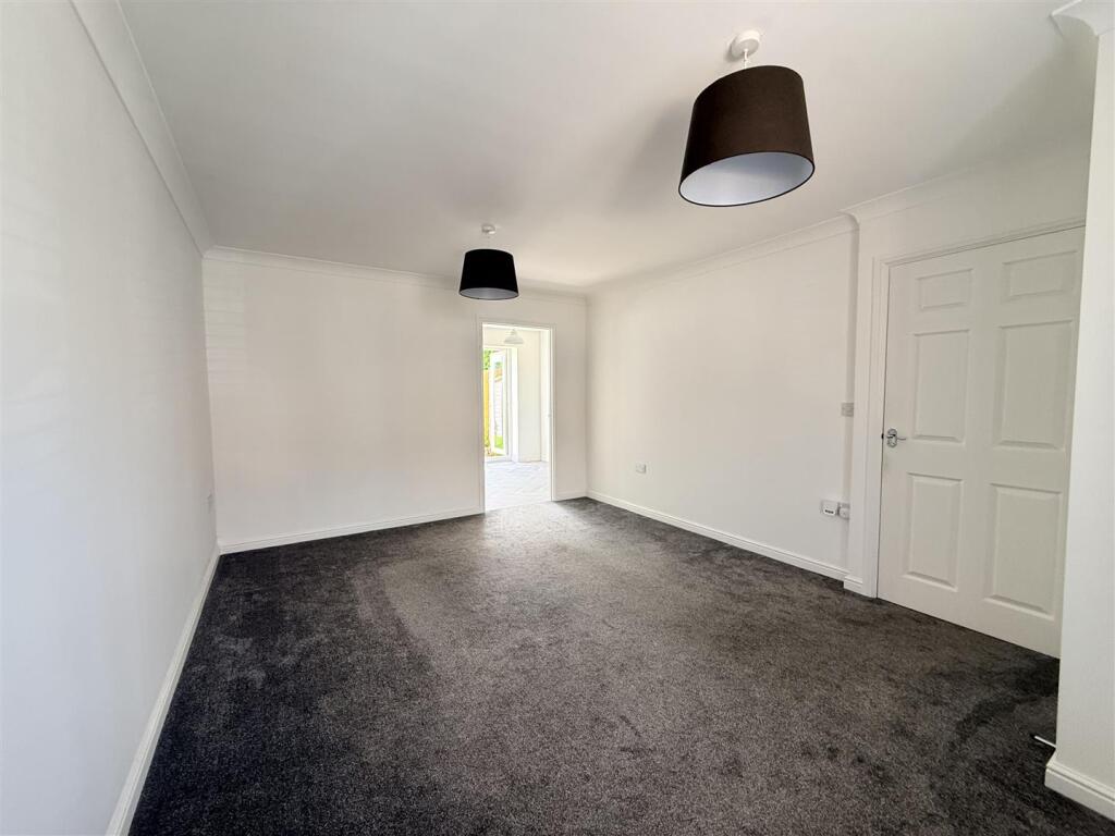 Kirkpatrick Drive, Stourbridge photo 3