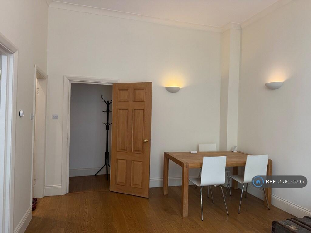 Apartment in London, Earl's Court - View 2