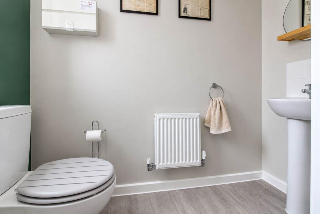House in Stoke Mandeville, Buckinghamshire - More