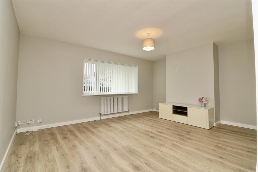 Princes Avenue, Southminster photo 3