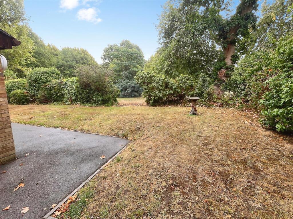 Apartment in Rushmoor, East End, North Town - More