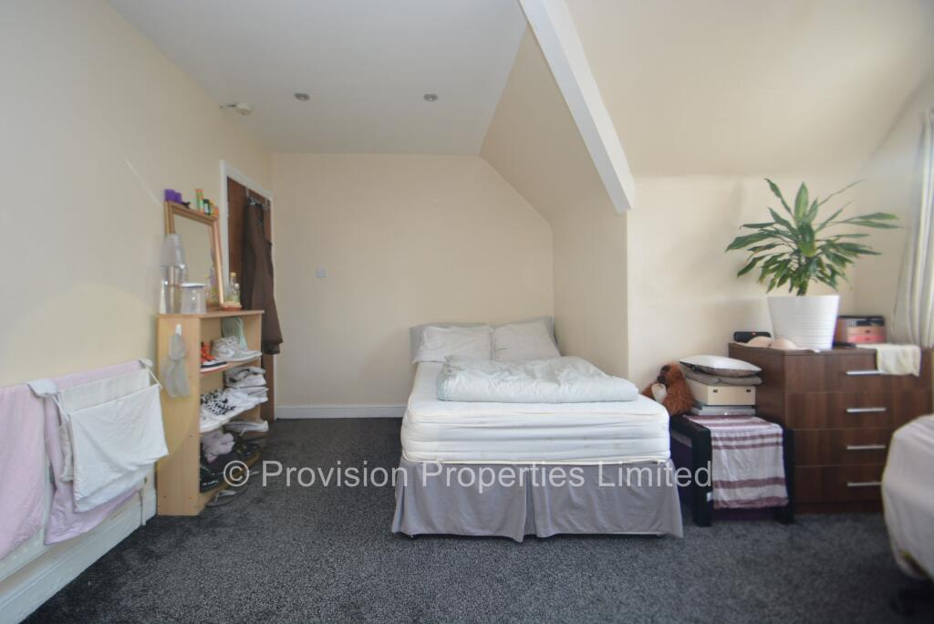 7 bedroom semi-detached house for rent
